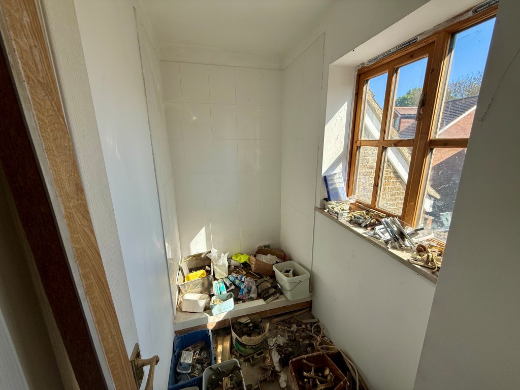 Lot: 41 - LARGE HOUSE AND FIVE GARAGES WITH POTENTIAL - Bedroom one potential en-suite